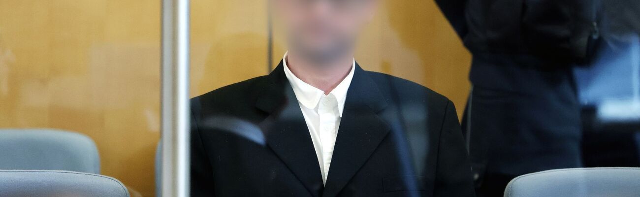Ein Angeklagter sitzt hinter Panzerglas im Gerichtsaal des Oberlandesgerichts Düsseldorf. Der 49-jährige Mann muss sich als mutmaßlicher Terrorist der rechten «Kaiserreichsgruppe» verantworten., © David Young/dpa