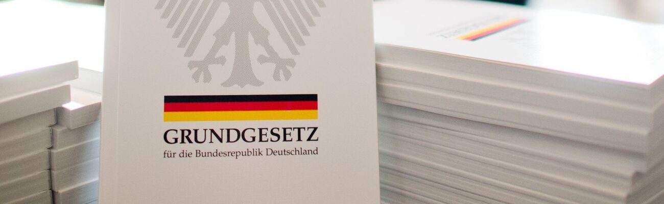 Das Grundgesetz der Bundesrepublik Deutschland liegt auf einem Tisch., © Julian Stratenschulte/dpa/Symbolbild