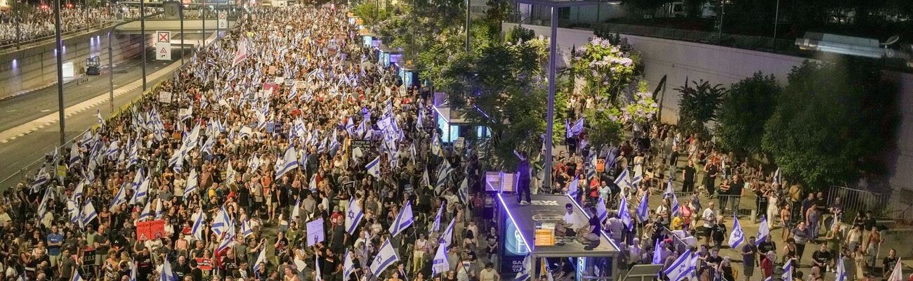 Demonstranten in Tel Aviv fordern die Freilassung der Geiseln, die im Gazastreifen von den Terroristen der Hamas festgehalten werden., © Maya Alleruzzo/AP/dpa