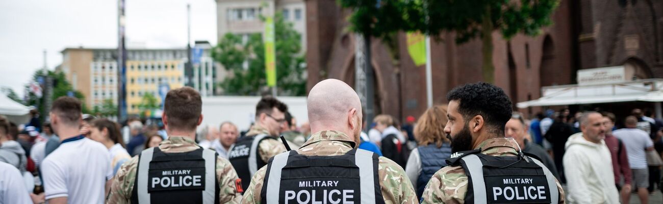 Kräfte der britischen Militär-Polizei patrouillieren in der Innenstadt., © Fabian Strauch/dpa