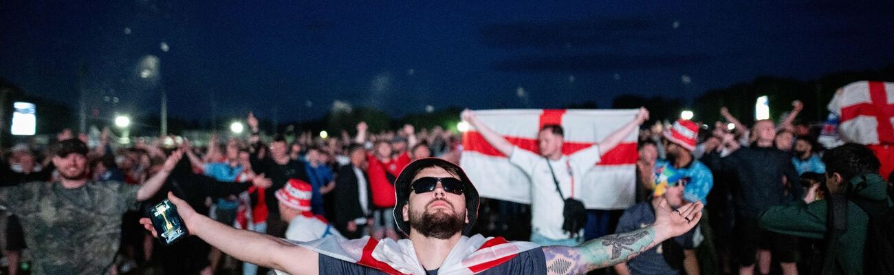 England-Fans feiern den Sieg gegen Serbien beim Public Viewing auf der Trabrennbahn., © Fabian Strauch/dpa