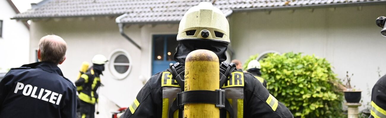 Feuerwehr und Polizei sichern einen Einsatzort in Bad Münstereifel., © Sebastian Klemm/dpa
