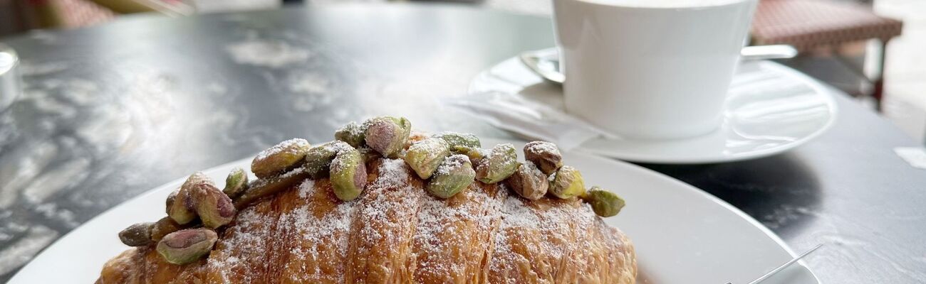 Lecker: Pistazien erfreuen sich in vielerlei Form großer Beliebtheit, wie hier als gefülltes Croissant., © Gregor Tholl/dpa