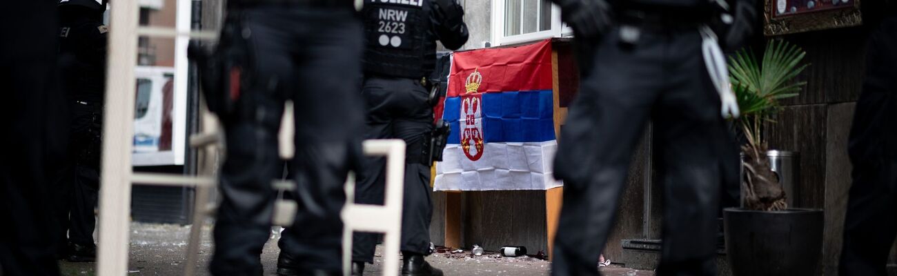 Polizisten sichern ein Lokal in der Innenstadt ab, nachdem es zu Ausschreitungen zwischen serbischen und englischen Fans kam., © Fabian Strauch/dpa