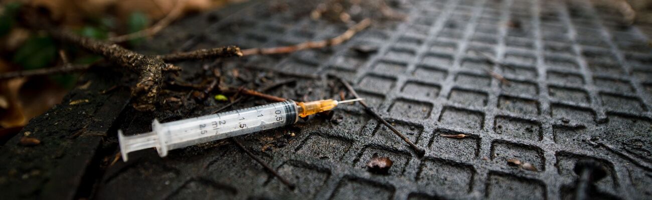 Eine benutzte Spritze, die üblicherweise zum Spritzen von Heroin genutzt wird (Symbolbild)., © Felix Zahn/dpa