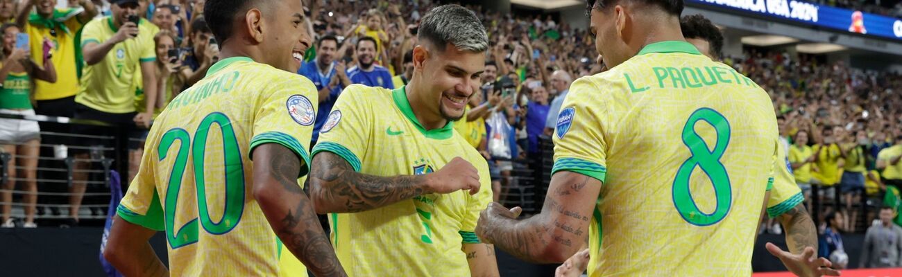 Der brasilianische Nationalspieler Lucas Paqueta (r) feiert mit seinen Mannschaftskameraden., © L.E. Baskow/AP/dpa