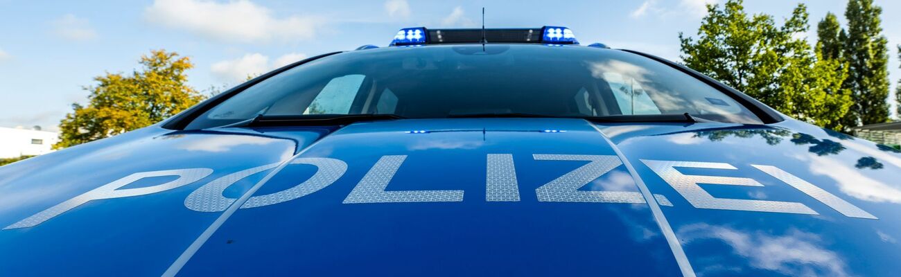Auf der Motorhaube eines Streifenwagens steht der Schriftzug «Polizei»., © David Inderlied/dpa/Illustration