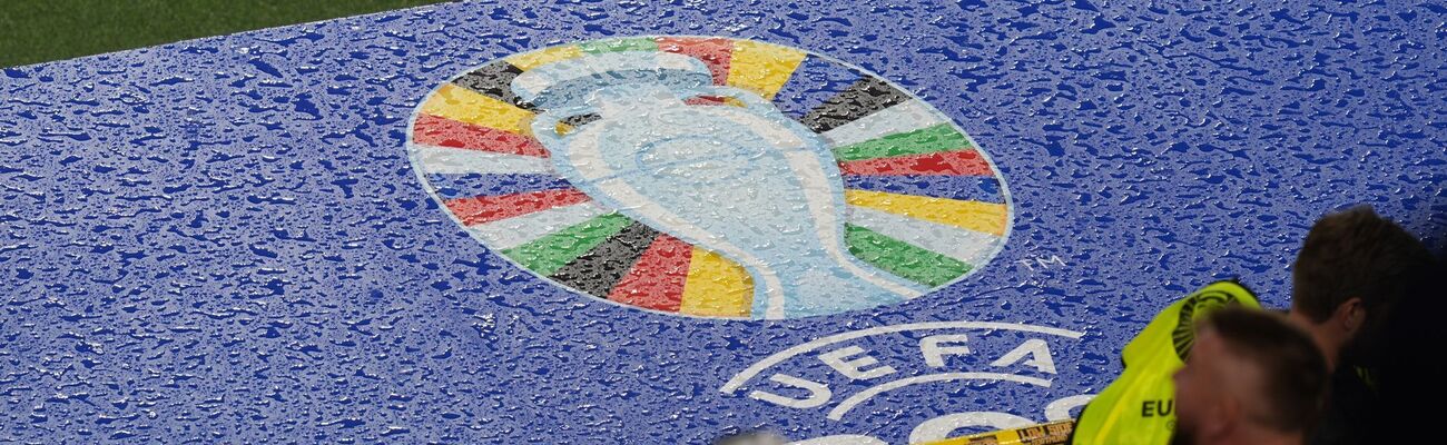 Blick auf das vom Regen nasse Logo der Euro 2024., © Marcus Brandt/dpa
