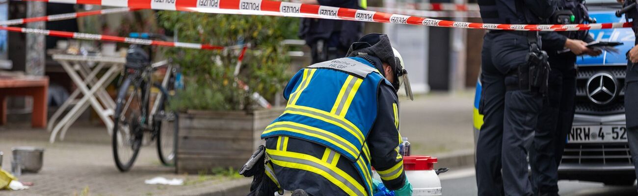 Polizeieinsatz vor dem Bochumer Café, in dem es zu dem Säureangriff kam. Der mutmaßliche Täter wurde kurz nach der Attacke in der Nähe festgenommen., © Justin Brosch/dpa