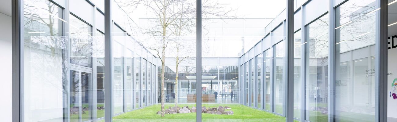 Drinnen mit großem Energieaufwand klimatisiert, draußen mehr Grün: Das Museum Folkwang in Essen arbeitet an seinem CO2-Abdruck. , © Marcel Kusch/dpa