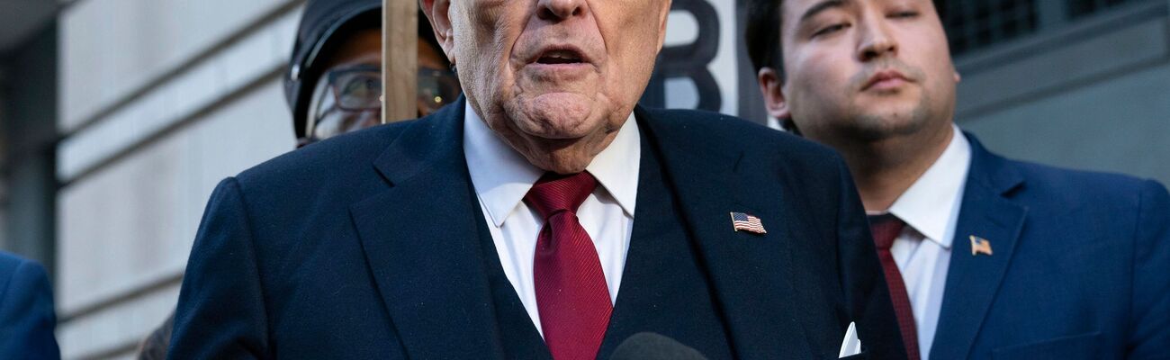 New Yorks Ex-Bürgermeister Giuliani ist für skurrile öffentliche Auftritte bekannt., © Jose Luis Magana/AP/dpa