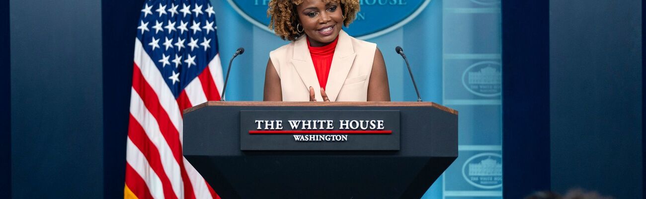 Die Sprecherin des Weißen Hauses, Karine Jean-Pierre, muss derzeit fast ausschließlich Fragen zum desaströsen TV-Auftritt ihres Chefs beatworten., © Evan Vucci/AP/dpa