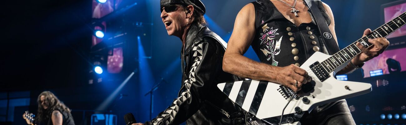 Matthias Jabs, Gitarrist der Scorpions (rechts, hier an der Seite von Frontmann Klaus Meine) hat sich verletzt. (Archivbild), © Bernd Thissen/dpa