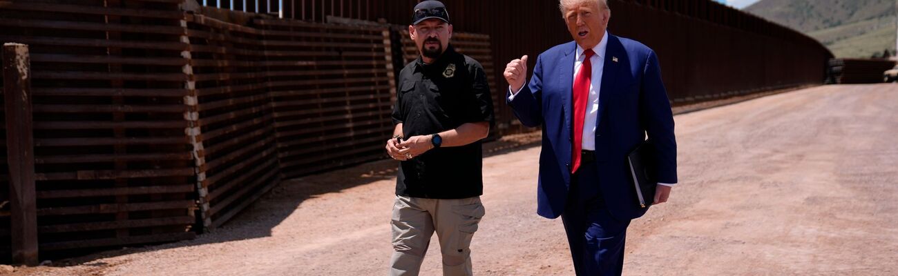 Trump besichtigt die US-Südgrenze zu Mexiko in Sierra Vista im Bundesstaat Arizona., © Evan Vucci/AP/dpa