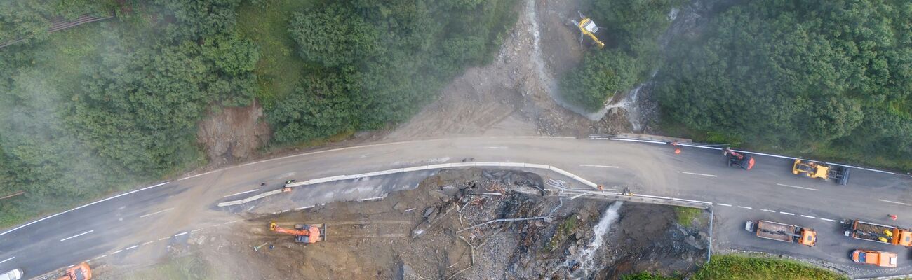 So sah die Arlbergstraße nach dem Unwetter aus. (Archivbild), © Bernd Hofmeister/APA/dpa