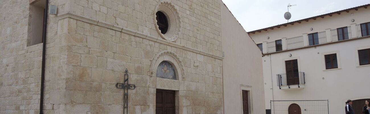 Kirche des Abruzzen-Dorfes L'Aquila. Nach tagelanger Suche wurde ein vermisster deutscher Student in den Abruzzen tot entdeckt. (Symbolbild), © Lena Klimkeit/dpa