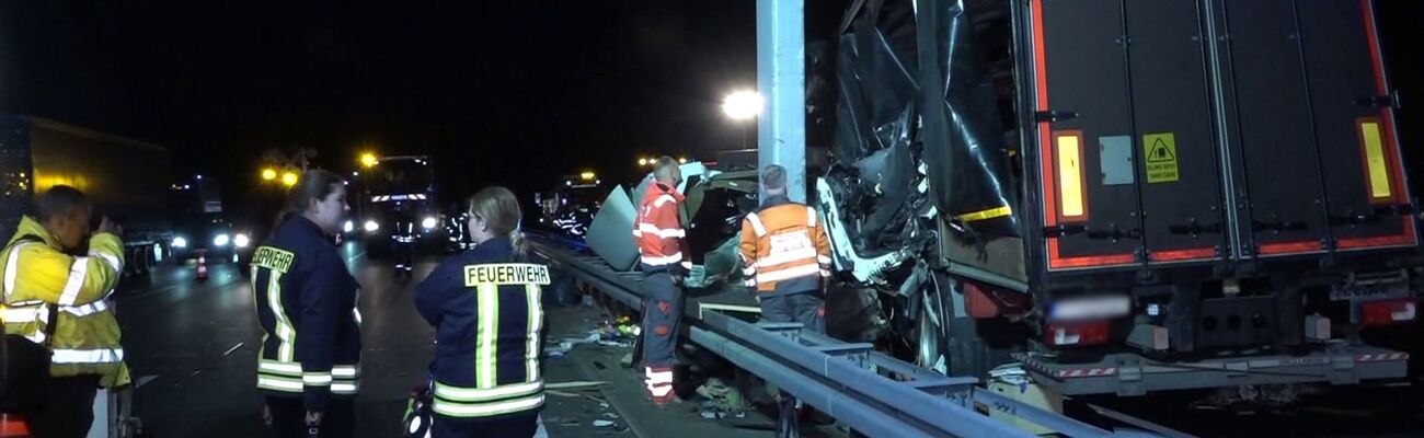 Ein Lastwagen rammt den Betonpfeiler einer Schilderbrücke auf der A2, zwei Menschen sterben. , © -/dpa