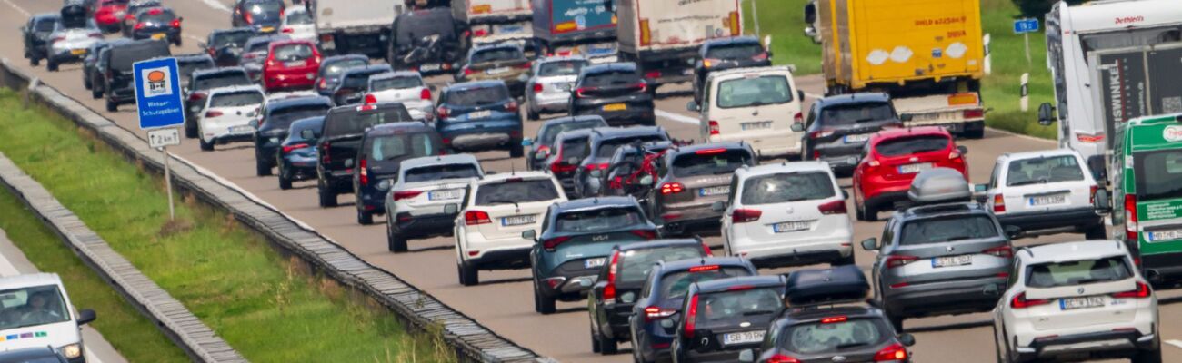 Vor allem auf den Autobahnen in Süddeutschland dürfte am Wochenende wieder viel Verkehr herrschen. (Symbolbild), © Peter Kneffel/dpa