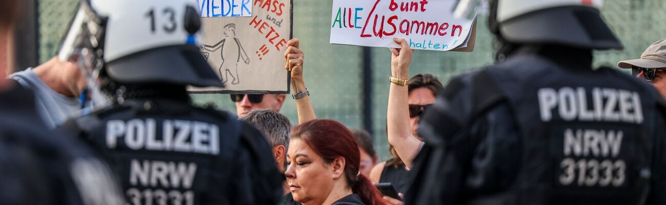 Nach dem Anschlag mit drei Toten in Solingen hat es am Montagabend in der Stadt erneut Demonstrationen gegeben., © Christoph Reichwein/dpa