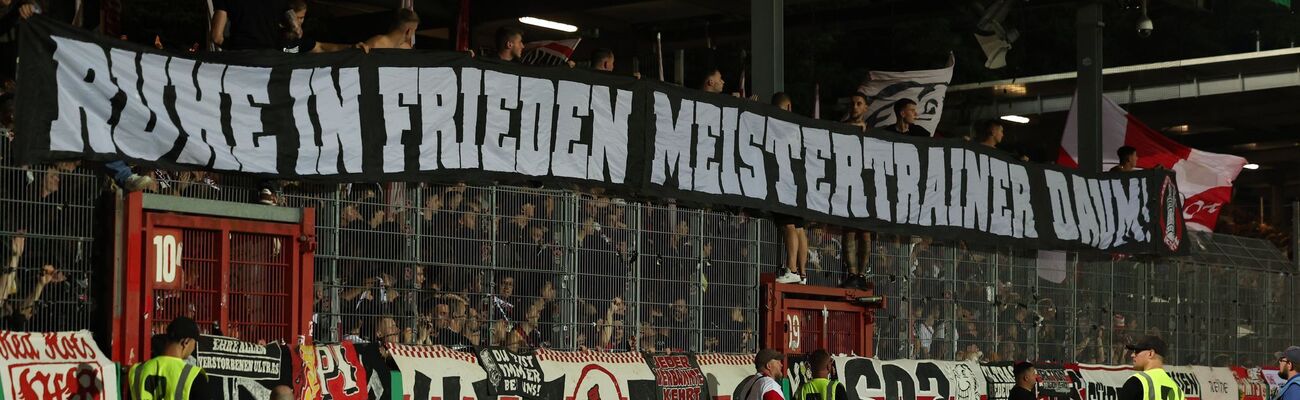 VfB-Fans erinnern an Christoph Daum, © Friso Gentsch/dpa