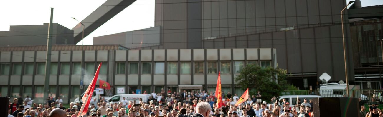 Auch der frühere IG Metall-Chef Detlef Wetzel ist am Donnerstag als Aufsichtsrat bei Thyssenkrupp Steel zurückgetreten. Nach der Sitzung sprach er zu Beschäftigten. , © Fabian Strauch/dpa