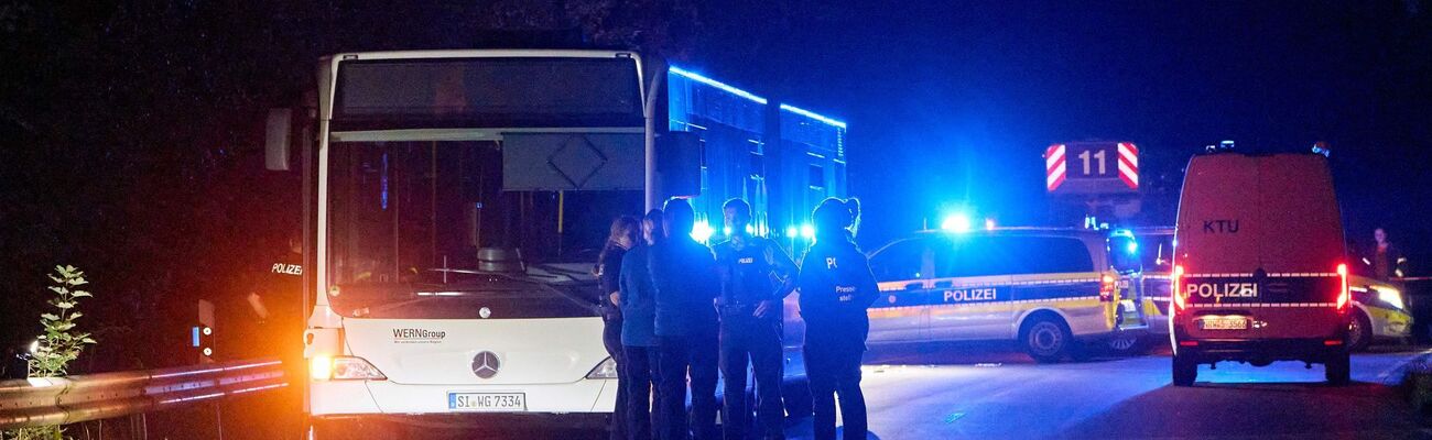 Einsatz in Siegen: Eine Frau verletzt fünf Menschen in einem Bus., © Sascha Ditscher/dpa