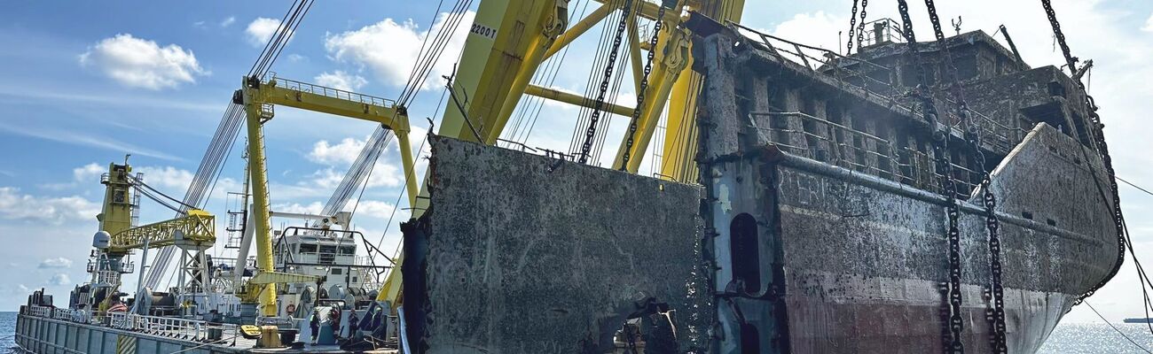 Ein Schwimmkran hat am Freitag das Heck der «Verity» geborgen., © MARINE CONSULTANTS GmbH/WSV/dpa