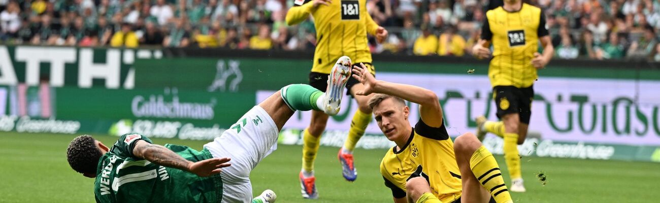 Platzverweis für Nico Schlotterbeck: Borussia Dortmund muss das Spiel in Bremen in Unterzahl beenden., © Carmen Jaspersen/dpa