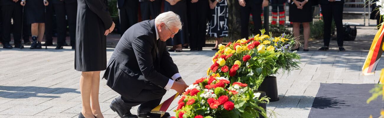 Bundespräsident Steinmeier legt Kranz am Tatort nieder. , © Rolf Vennenbernd/dpa