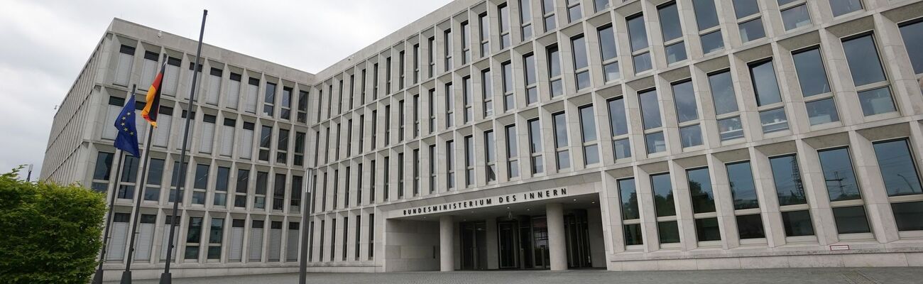 Im Bundesinnenministerium trifft man sich hinter verschlossenen Türen. (Archivbild), © Jörg Carstensen/dpa