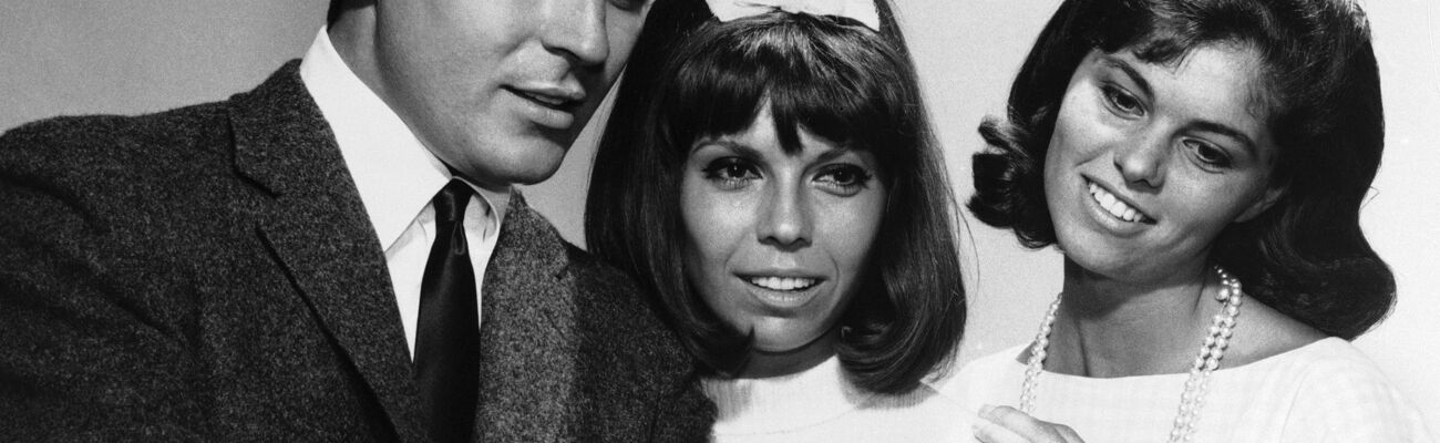 James Darren - hier ein Foto aus den 60er Jahren mit Nancy Sinatra (Mitte) und Schauspielerin Claudia Martin., © Anonymous/AP