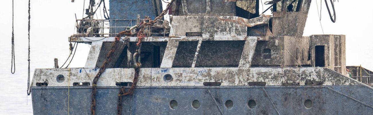 Die beiden Wrackteile des gesunkenen Frachters «Verity» sind geborgen worden. Für die Bergung wurde das Schiff unter Wasser in zwei Teile geschnitten. Ein Schiffskran hob sie nacheinander aus dem Wasser., © Sina Schuldt/dpa