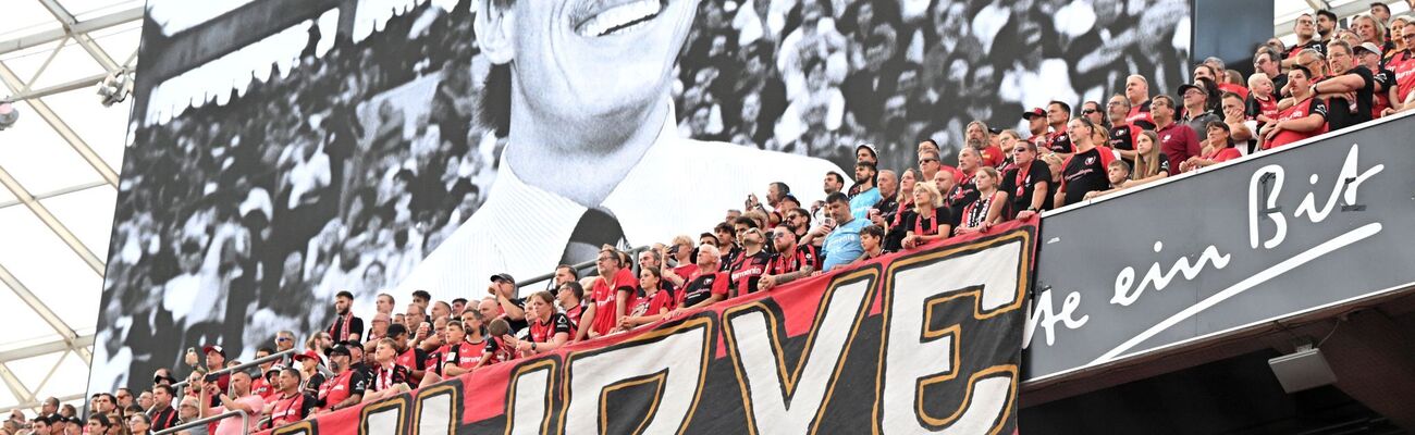 Die Fans in Leverkusen gedenken Christoph Daum., © Federico Gambarini/dpa