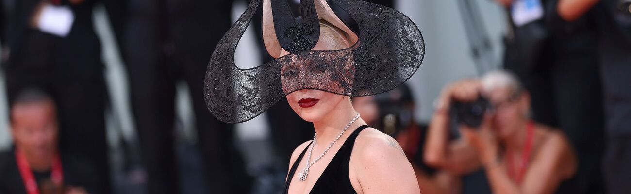 Hunderte Fans schrien bei Lady Gagas Ankunft ihren Namen., © Vianney Le Caer/Invision/AP/dpa