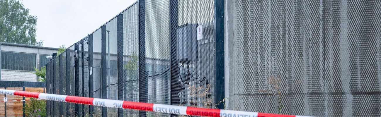 Aus dieser Klinik in Straubing flohen die vier Straftäter. Ein zweiter Flüchtiger wurde in Österreich gefasst., © Armin Weigel/dpa