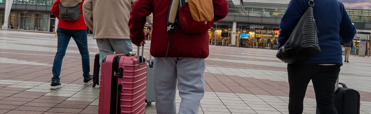 Studie: Viele Menschen mit Migrationshintergrund denken angesichts des AfD-Aufstiegs über Auswanderung aus Deutschland nach. (Archivbild), © Peter Kneffel/dpa