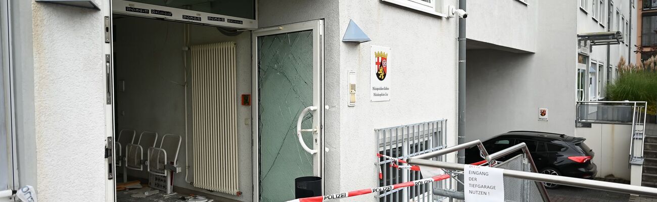 Der Verdächtige erschien nachts auf der Polizeiwache und soll wiederholt «Allahu Akbar» («Gott ist groß») gerufen und angekündigt haben, Polizisten töten zu wollen., © Alexander Franz/www.alexander-franz-fotografie.de/dpa