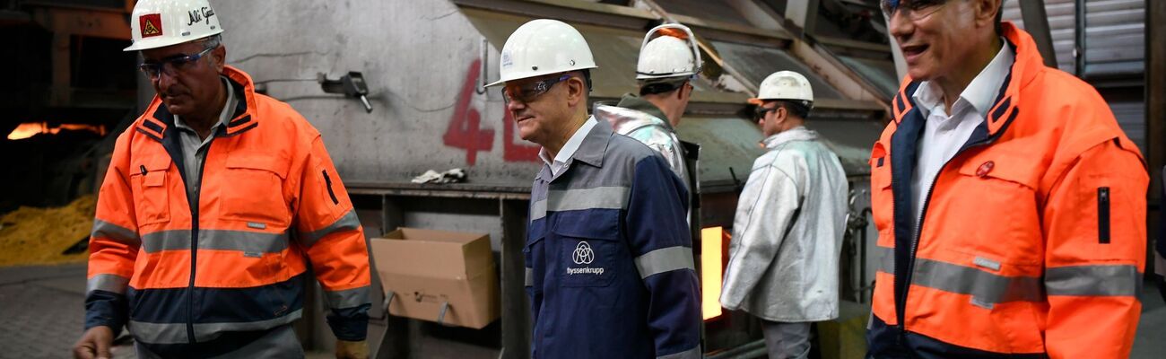 Der Betriebsratschef des größten Steel-Standorts Duisburg-Hamborn/Beeckerwerth Ali Güzel (l) löst Tekin Nasikkol (r) im Steel-Aufsichtsrat ab., © Ina Fassbender/POOL/AFP/dpa