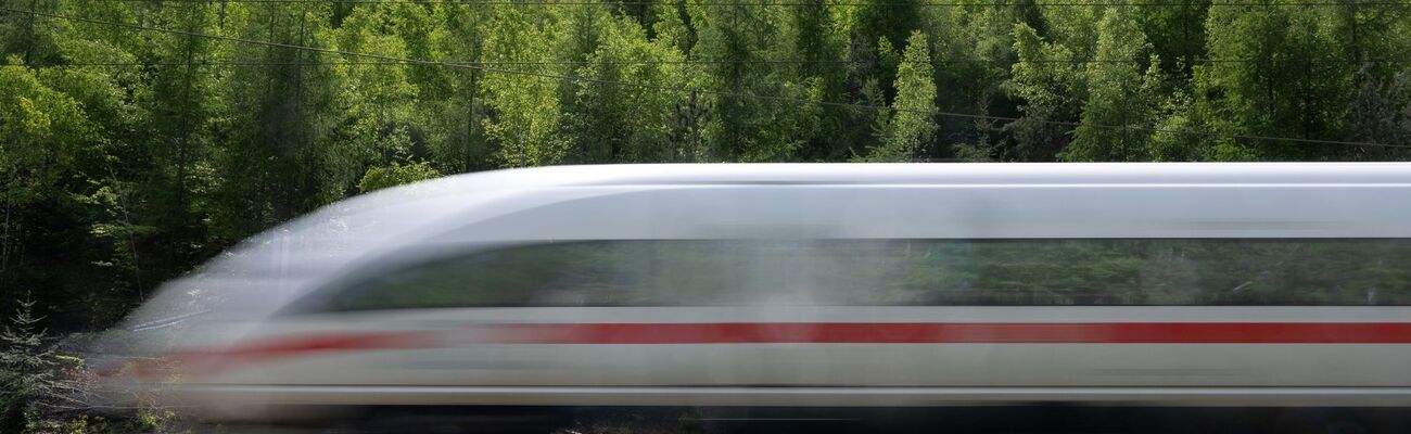 Fernverkehrszüge müssen zwischen Wolfsburg und Berlin umgeleitet werden., © Boris Roessler/dpa