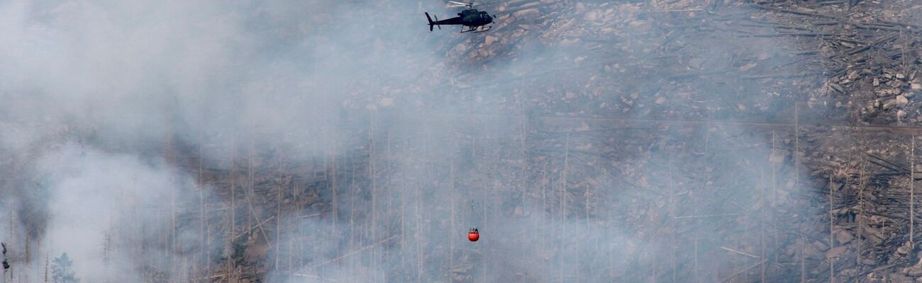 Der Brand am Brocken im Harz ist noch nicht unter Kontrolle., © Matthias Bein/dpa