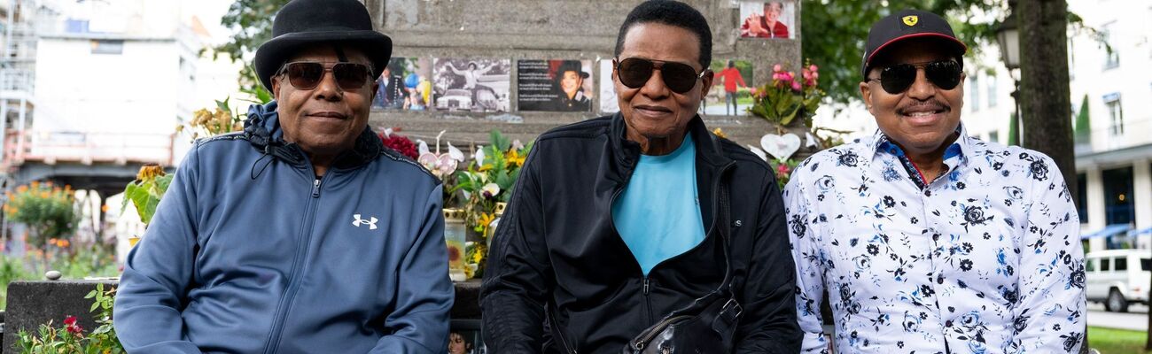 Tito, Jackie und Marlon Jackson haben anlässlich ihres Deutschlandkonzerts in München erstmals das Denkmal für ihren Bruder Michael besucht, der 2009 starb., © Lennart Preiss/dpa