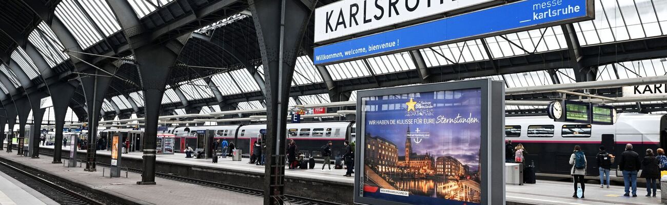 Am Karlsruher Hauptbahnhof kam es am Freitagabend zu einem Messerangriff. (Symbolbild), © Uli Deck/dpa