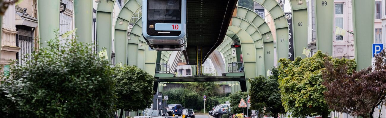 Die Schwebebahn ist schon länger ein Coolheitsfaktor der Stadt Wuppertal - nun ist es auch Street-Art. , © Rolf Vennenbernd/dpa