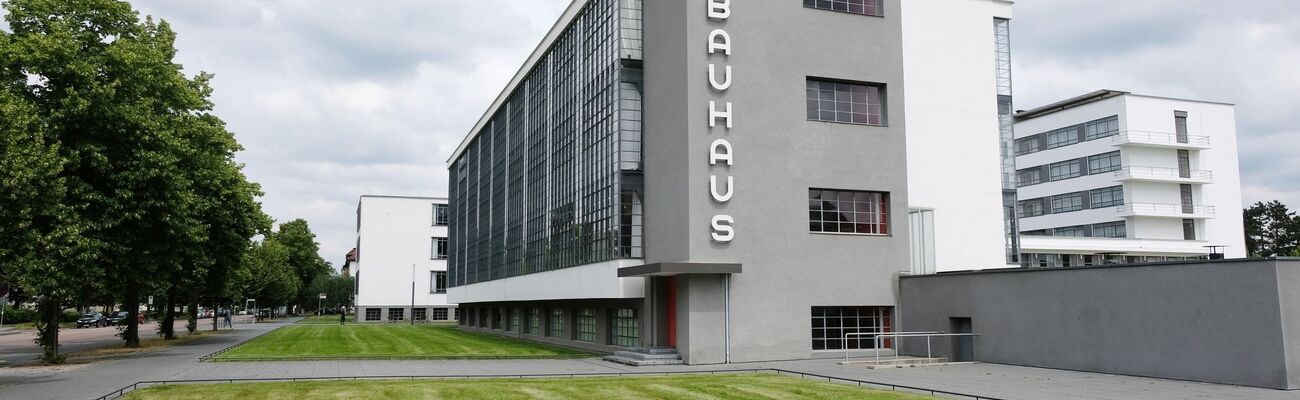 Eine Ikone der Architekturgeschichte: Das Bauhausgebäude Dessau, das ehemalige Schulgebäude des Staatlichen Bauhauses in Dessau, wurde 1925 von Walter Gropius entworfen und 1925/26 für das zuvor in Weimar befindliche Bauhaus errichtet. (Archivbild), © Sebastian Willnow/dpa-Zentralbild/ZB