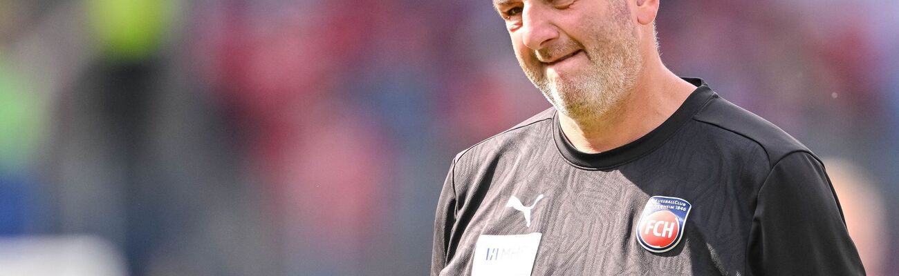 Trainer Frank Schmidt steht mit dem 1. FC Heidenheim vor einer schweren Aufgabe bei Borussia Dortmund., © Harry Langer/dpa