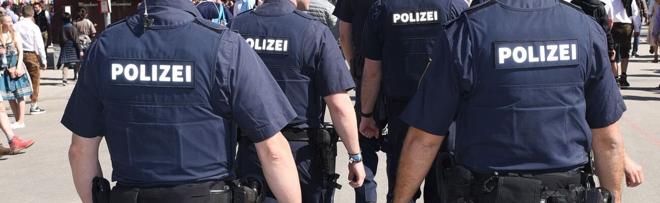 Hunderte Polizeibeamte sichern das Volksfest. (Archivbild), © Ursula Düren/dpa