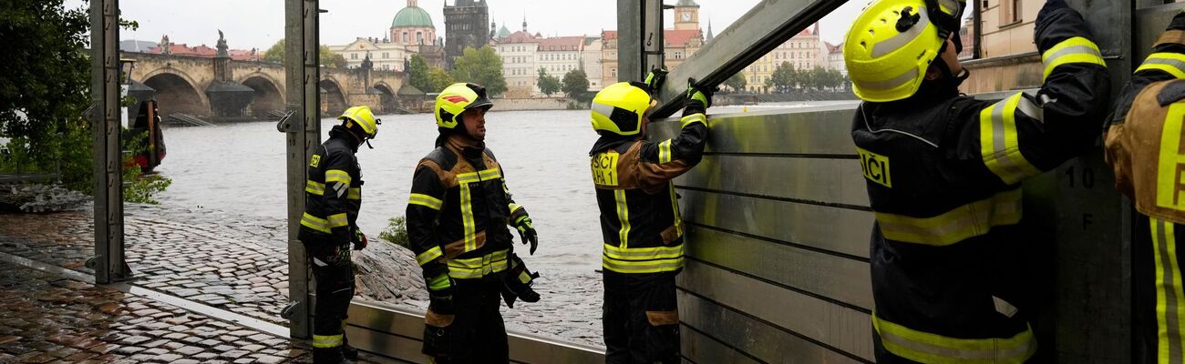 Feuerwehrleute in Tschechiens Hauptstadt Prag treffen Vorbereitungen angesichts vieler Regenmassen (Foto aktuell)., © Petr David Josek/AP