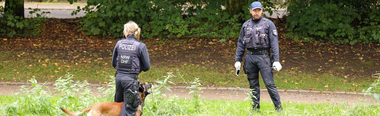 Nach dem Terror in Solingen gibt es eine öffentliche Fahndung nach einem Handy und einer Uhr., © Gianni Gattus/dpa