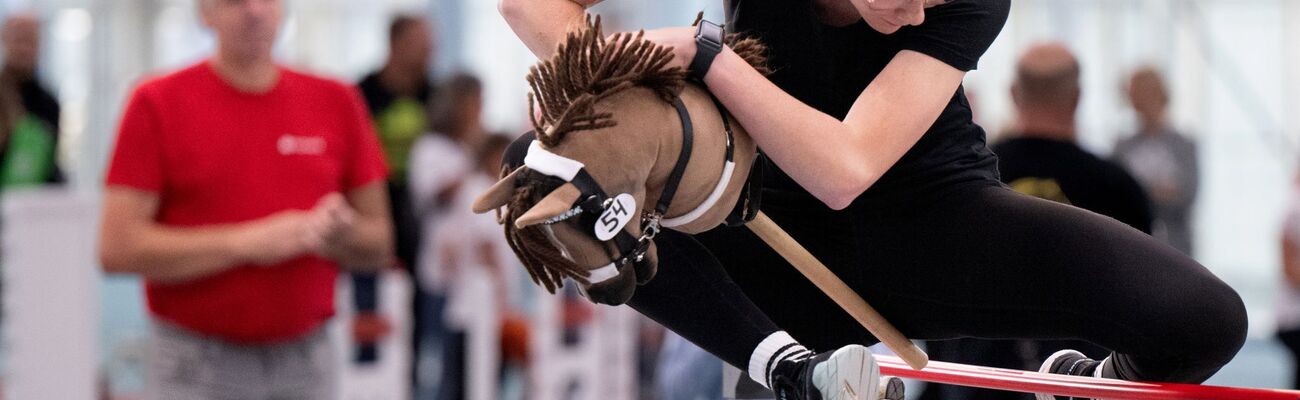 Beim Hobby-Horsing braucht es Ausdauer - die Sportart kommt aus Finnland. (Archivbild), © Boris Roessler/dpa