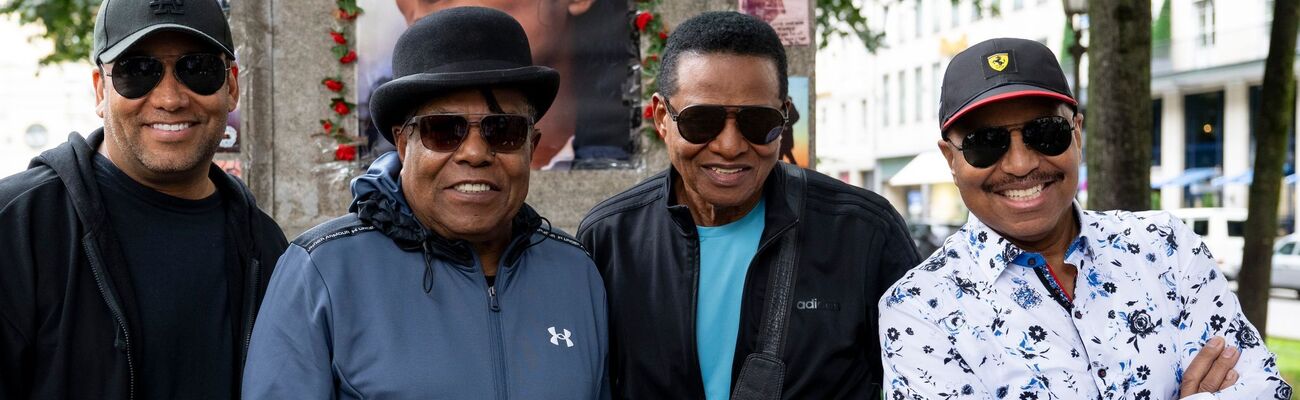 Tito Jackson (Zweiter von links) war mit seinen Brüdern Jackie und Marlon sowie seinem Sohn Taryll erst vor einer Woche in München. (Archivbild), © Lennart Preiss/dpa